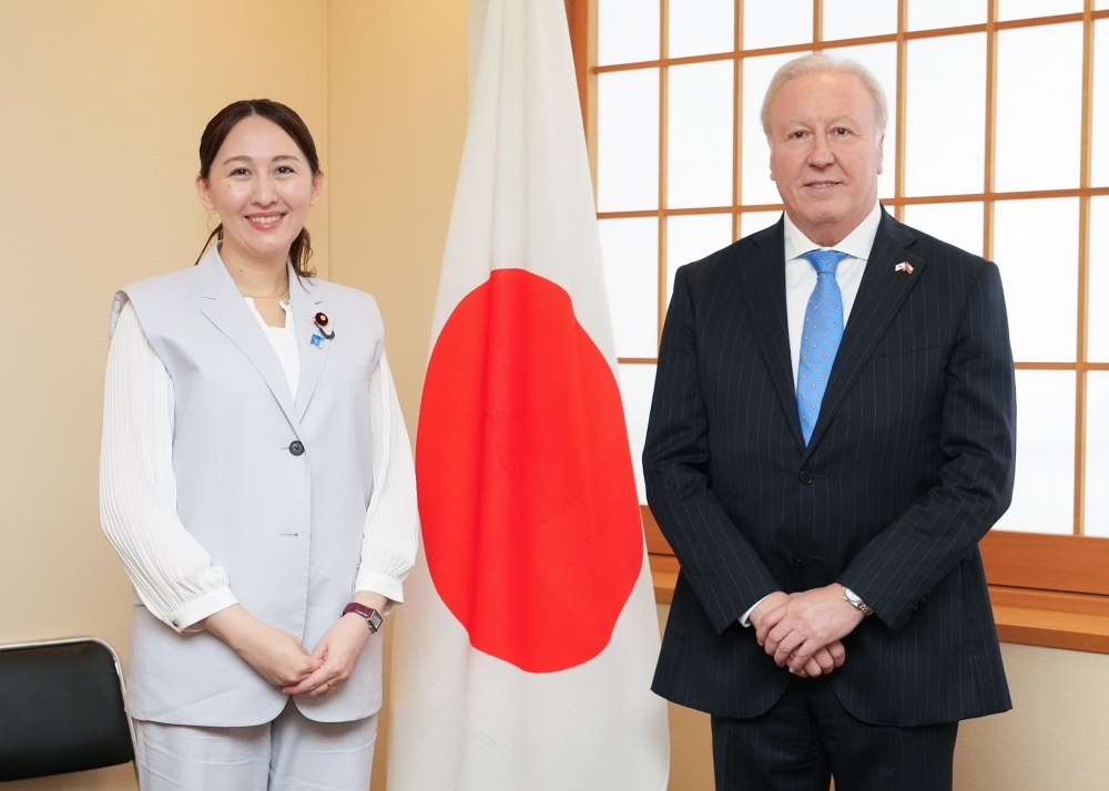 Parliamentary Vice-Minister ERI and Mr. Rojas, Ambassador of Chile to Japan posing for a commemorative photo