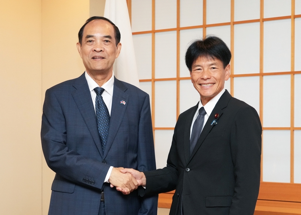 Parliamentary Vice-Minister SHIMADA shaking hands with H.E. Mr. CHUM Sounry, Ambassador Cambodia to Japan