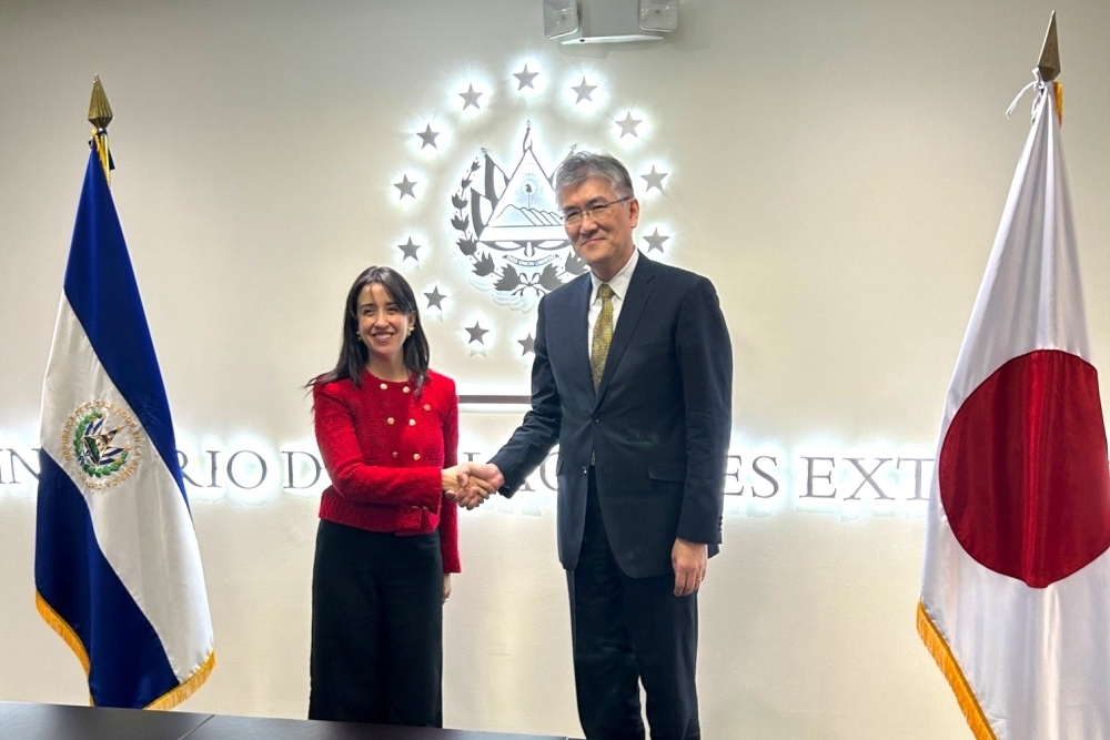 Director General Ishize shaking hands with Ms. Adriana Maria Mira de Pereira, Vice Minister of Foreign Affairs
