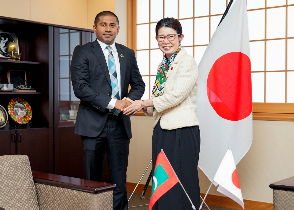 State Minister KUNIMITSU shaking hands with H.E. Mr. Ahmed MAHLOOF, Ambassador-Designate of Maldives to Japan
