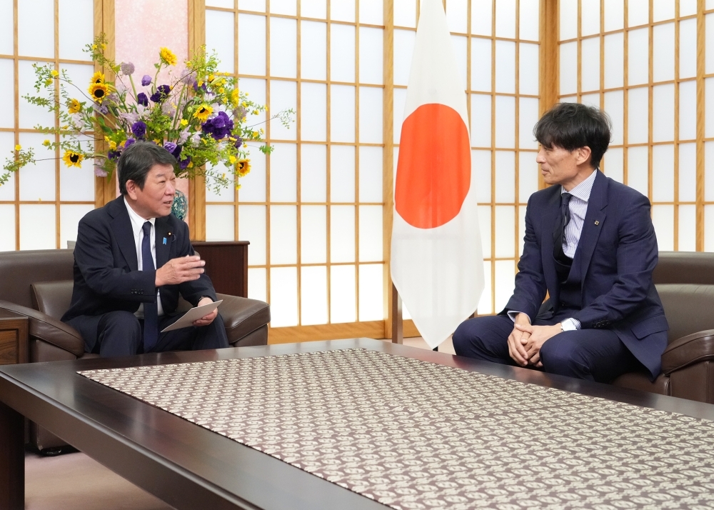 Minister MOTEGI in conversation with JFA President Miyamoto