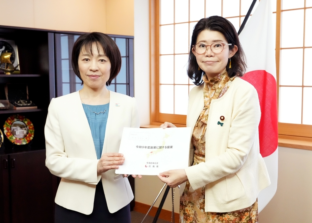 State Minister KUNIMITSU with Governor Yokota