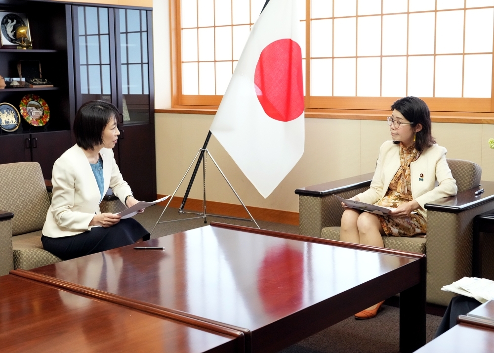 Exchange of views between State Minister KUNIMITSU and Governor Yokota