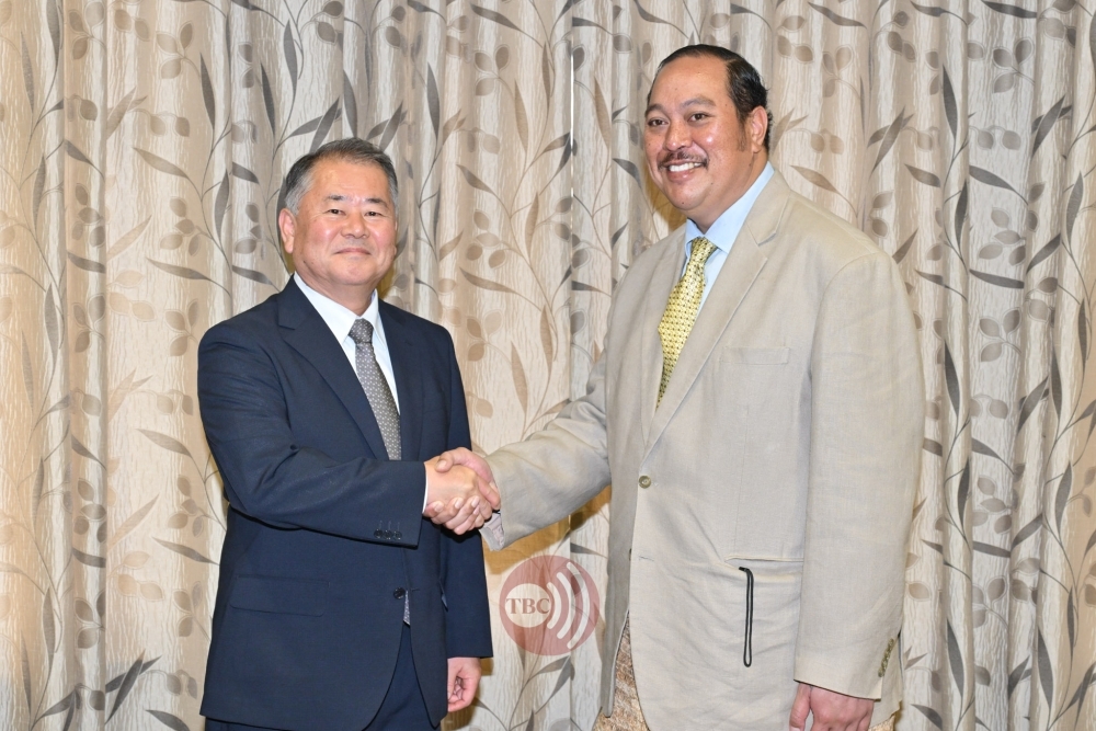 Special Advisor OUE shaking hands with HRH Crown Prince