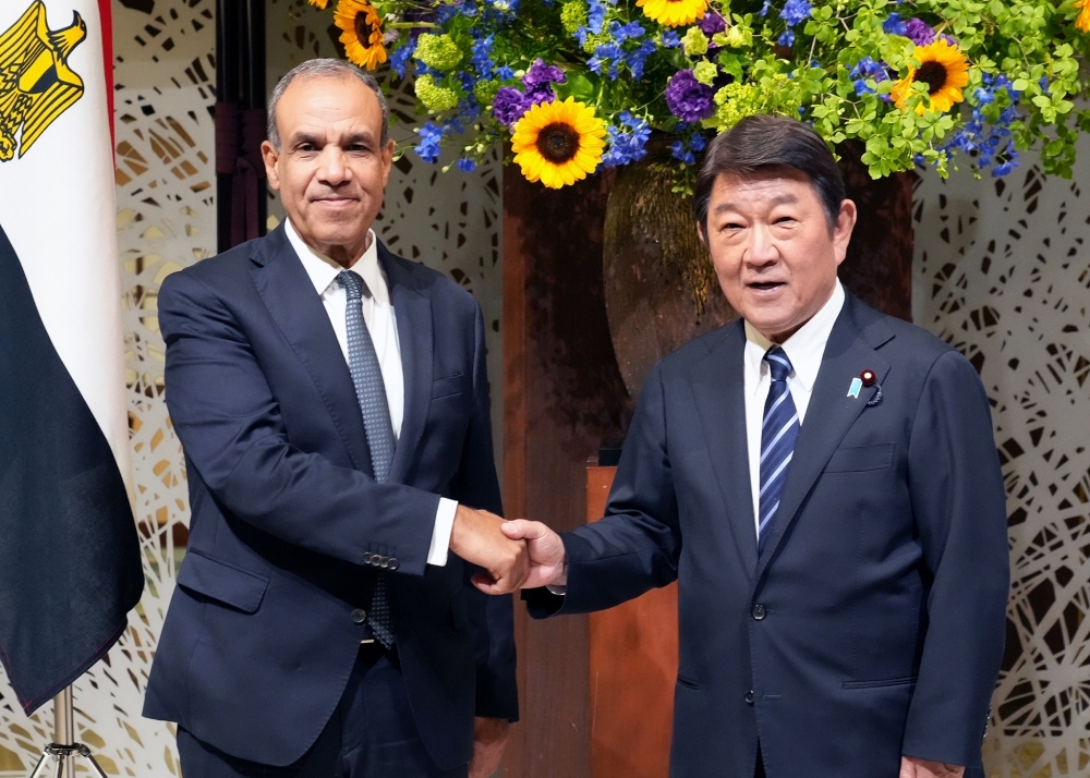 Foreign Minister MOTEGI shaking hands with Minister Abdelatty