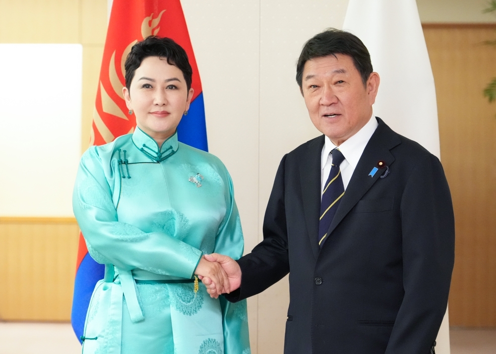 Foreign Minister Motegi shaking hands with Foreign Minister BATTSETSEG