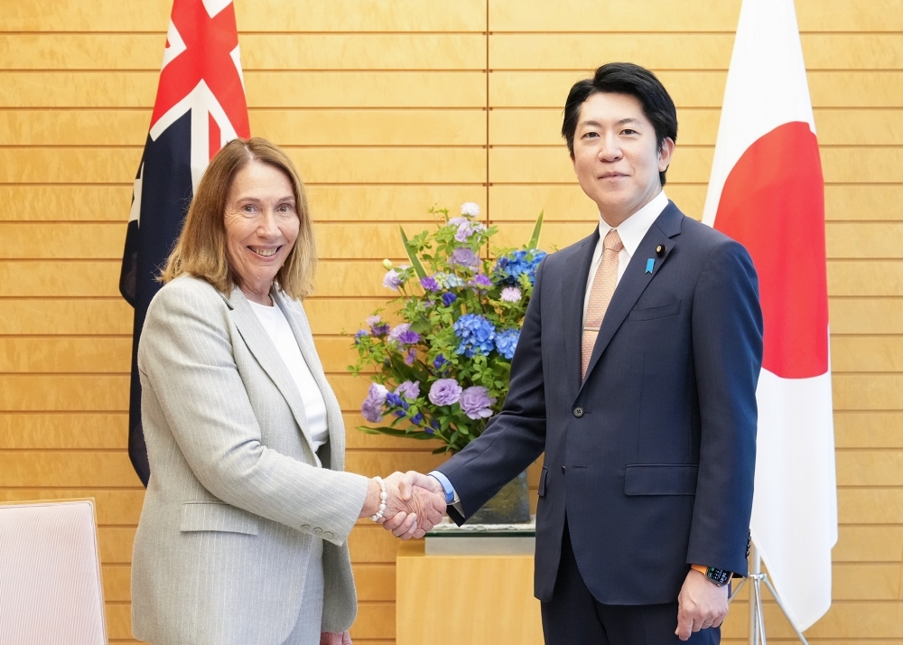 Deputy Chief Cabinet Secretary SATO shaking hands with Hon. Sue LINES, President of the Australian Senate