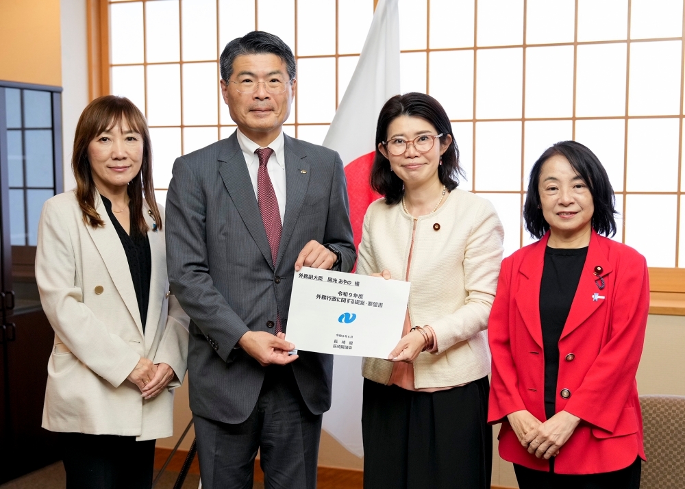 Group photo of State Minister KUNIMITSU with a courtesy call from Mr. Hirata Ken, Governor of Nagasaki Prefecture