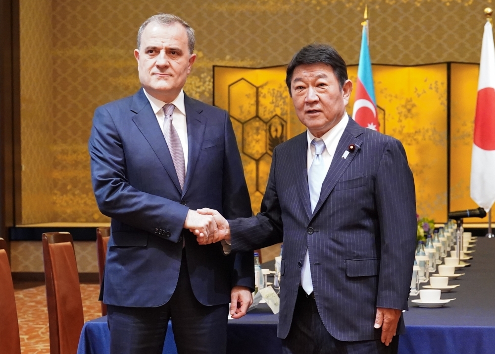 Foreign Minister Motegi shaking hands with Foreign Minister Bayramov
