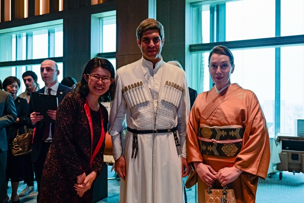 Commemorative photo with State Minister KUNIMITSU and the Ambassador of Georgia to Japan and his spouse