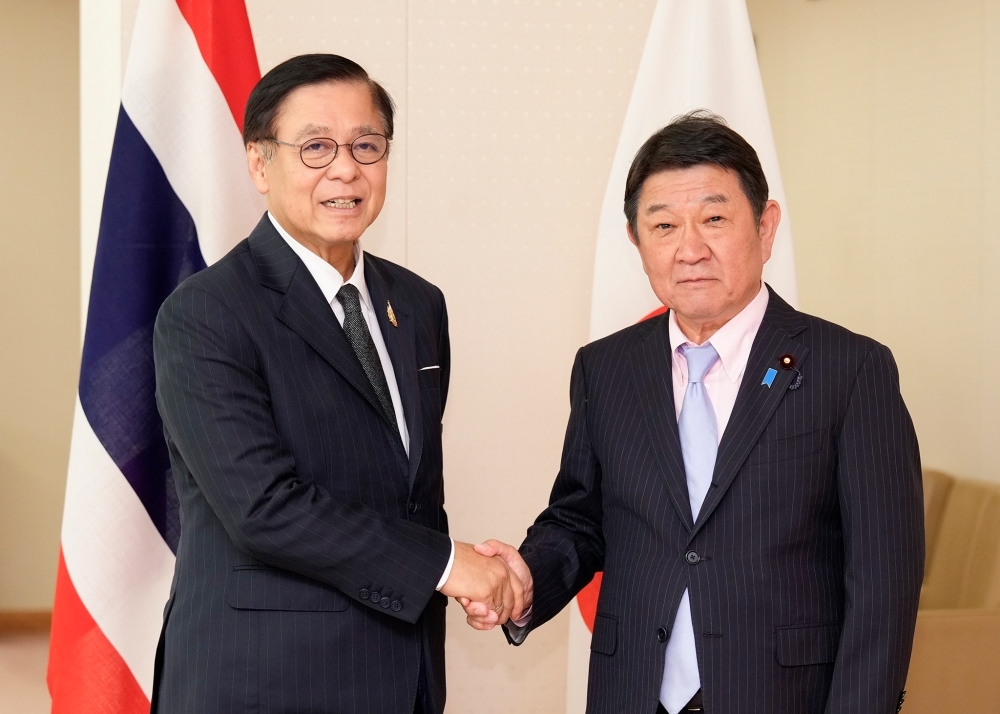 Foreign Minister MOTEGI shaking hands with H.E. Mr. Sihasak, Deputy Prime Minister and Minister of Foreign Affairs of Thailand