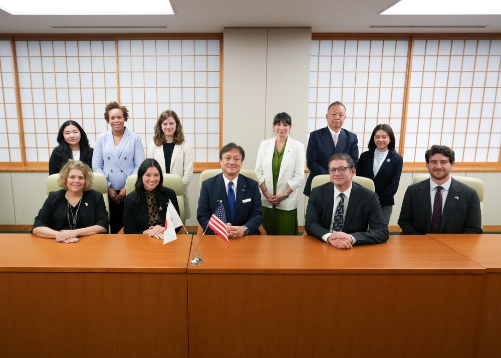 Group photo: State Minister HORII in the center of the front row with the delegation of 10 U.S. Congressional Chief of Staff members