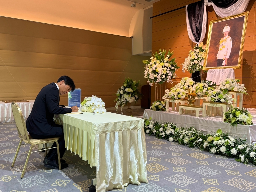Parliamentary Vice-Minister SHIMADA paying his respects and signing the condolence book in front of the memorial portrait of Her Royal Highness Princess Bajrakitiyabha of Thailand