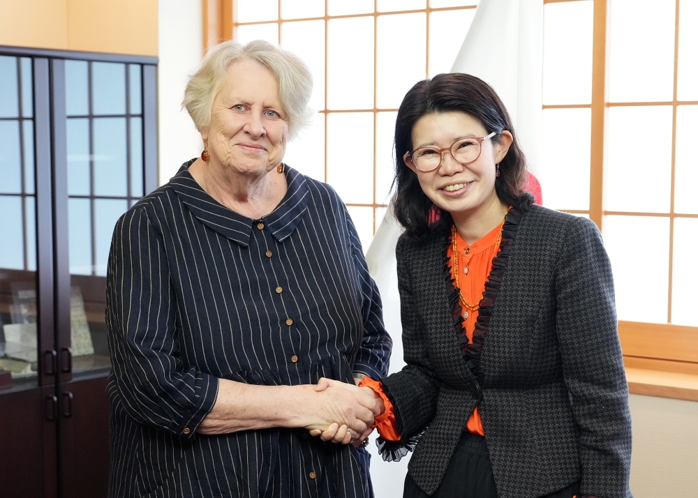 State Minister KUNIMITSU shaking hands with Lady Roslyn Morauta, Chair of the Board, the Global Fund