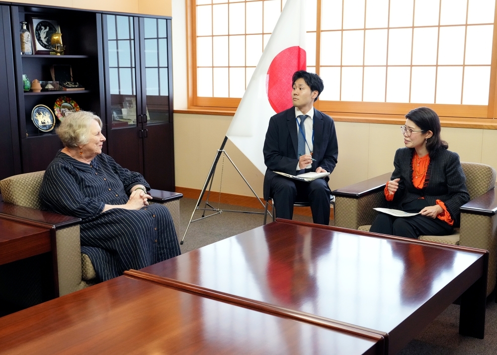 Exchange of views between State Minister KUNIMITSU and Lady Roslyn Morauta, Chair of the Board, the Global Fund