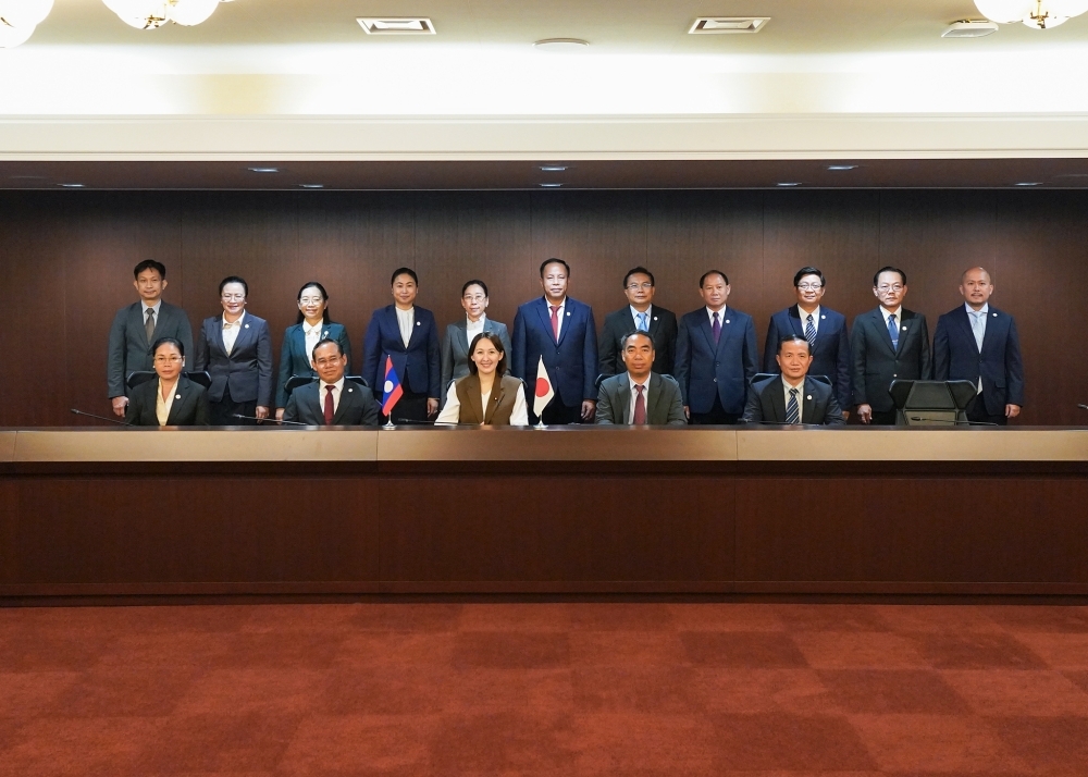 Commemorative photo with Parliamentary Vice-Mnister Eri and the Delegation of Lao Party Officials