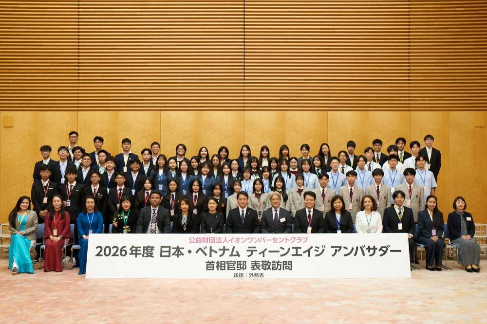 Group photo of Deputy Chief Cabinet Secretary OZAKI and the high school students of the 'Japan-Vietnam Teenage Ambassadors'