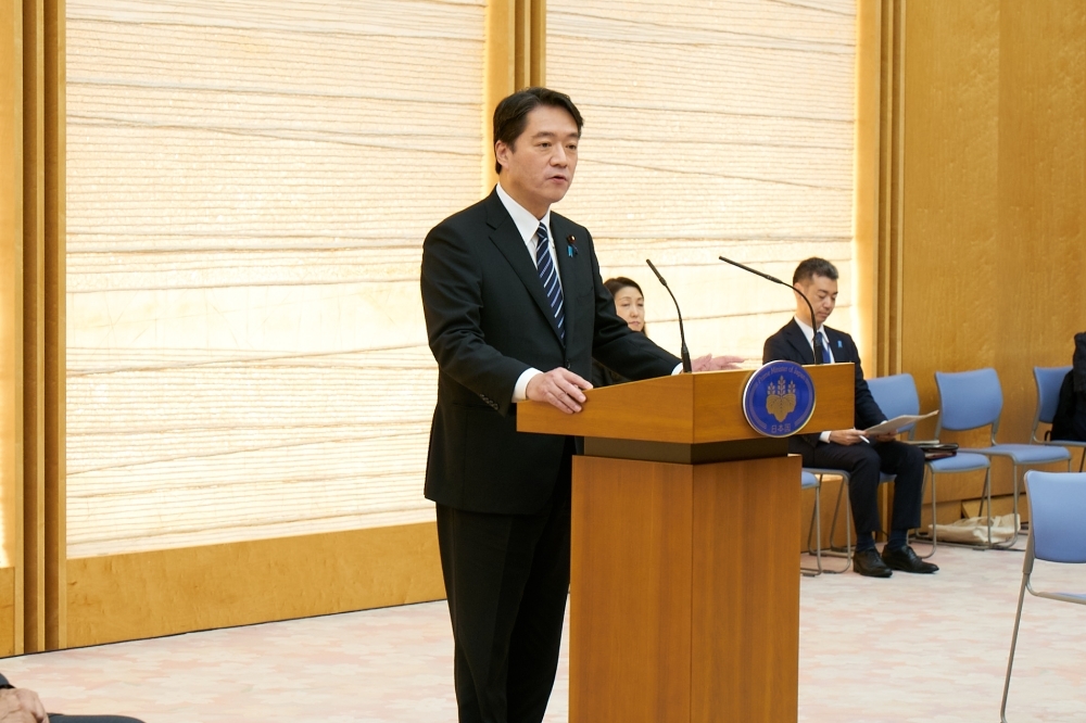Deputy Chief Cabinet Secretary OZAKI giving a greeting