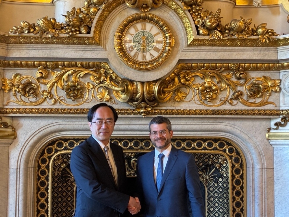 Senior Deputy Minister AKAHORI shaking hands with Mr. David BERTOLOTTI, Deputy Secretary General of the Ministry for Europe and Foreign Affairs of France