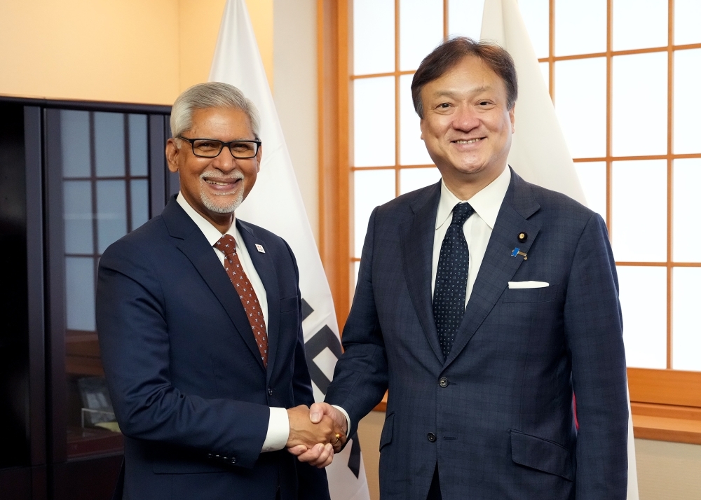State Minister HORII shaking hands with Secretary General Chapagain