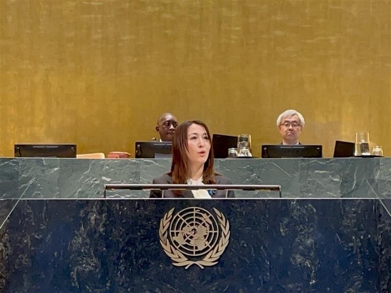 Parliamentary Vice-Minister Eri is delivering her speech at the podium