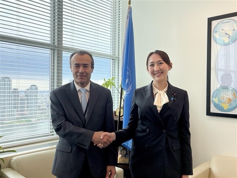 Parliamentary Vice-Minister ERI shaking hands with Assistant Secretary-General Khiari