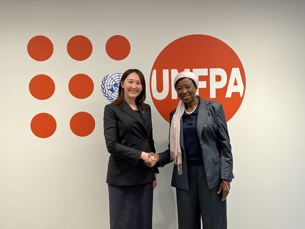 Parliamentary Vice-Minister ERI shaking hands with Executive Director Keita
