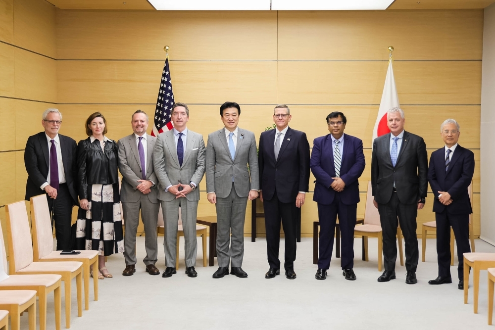 A group photo of Chief Cabinet Secretary KIHARA and a delegation of 8 members from the U.S.-Japan Business Council