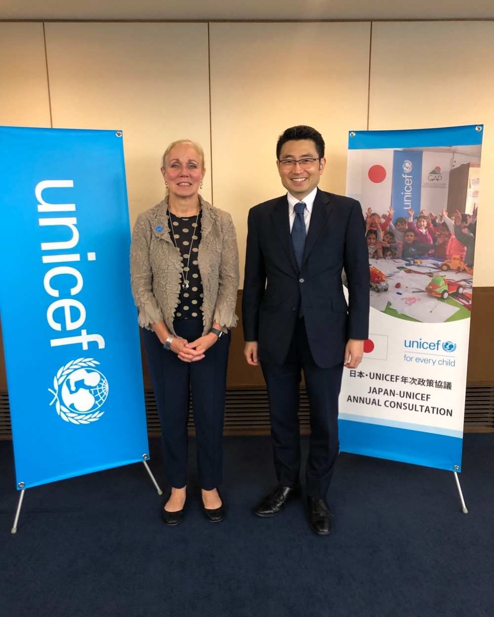 A photo of Mr. NAKAMURA Ryo, Director-General for Global Issues, and Ms. Kitty van der Heijden, Deputy Executive Director, Partnerships, UNICEF