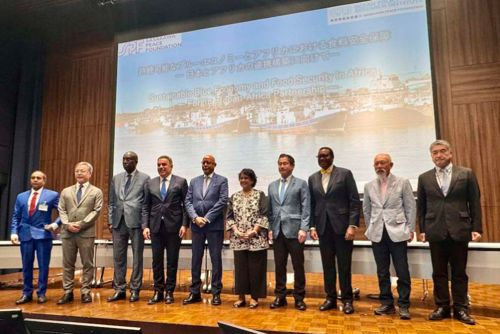 A commemorative photo of the main attendees of the symposium