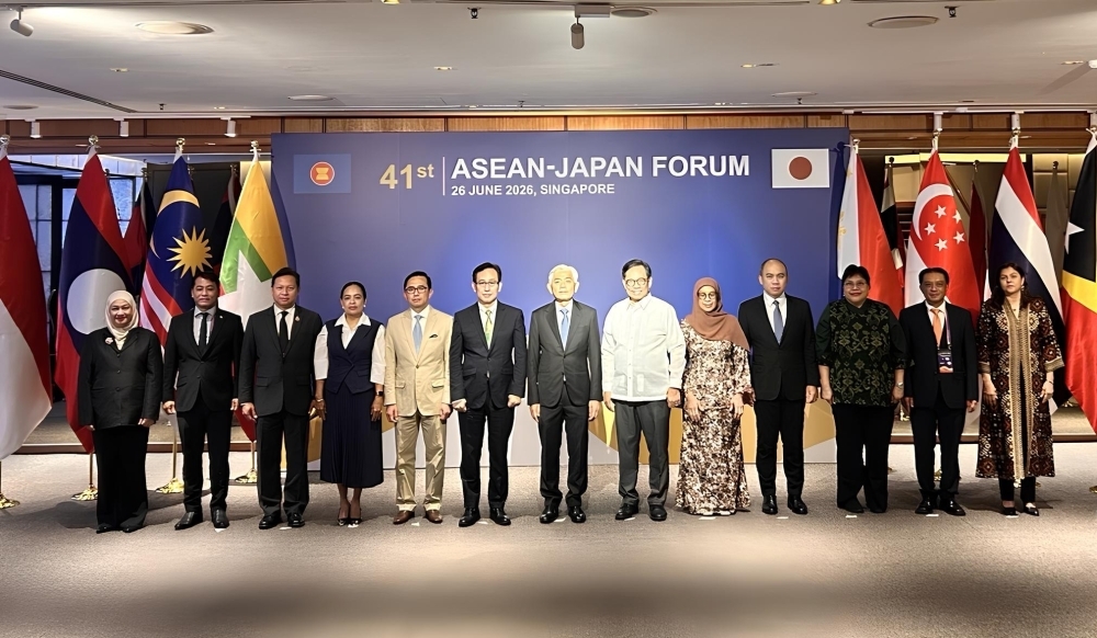 Commemorative photo of ASEAN-JAPAN Forum attendees