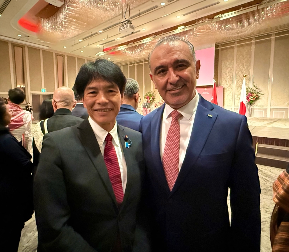 A two-shot of Parliamentary Vice-Minister SHIMADA and Ambassador SHRAIDEH of Jordan to Japan