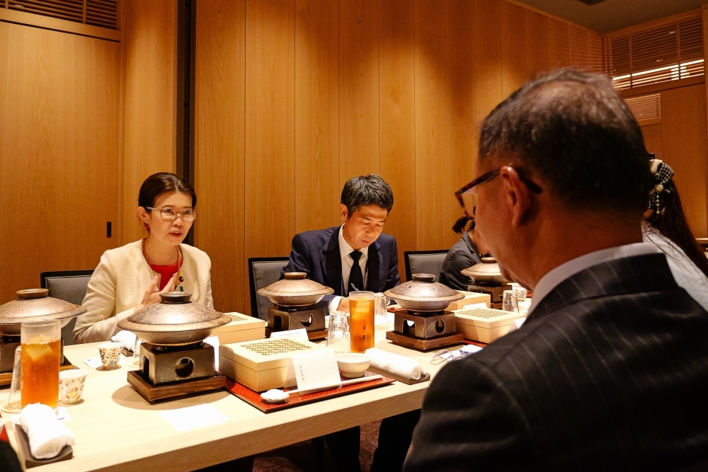 State Minister KUNIMITSU and H.E. Dr. HANG, Deputy Prime Minister of Cambodia, exchanging views at a dinner meeting