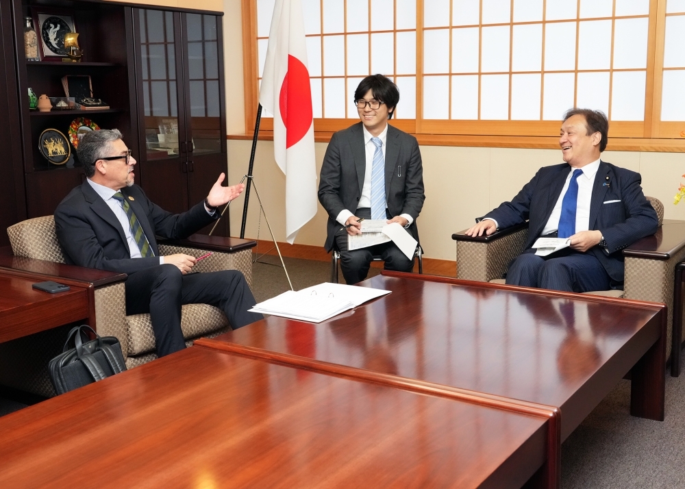 State Minister Horii is talking with Deputy Minister Davalos
