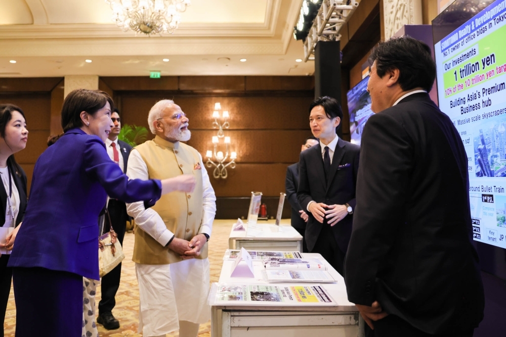 Both leaders receiving explanations at a Japanese company's booth