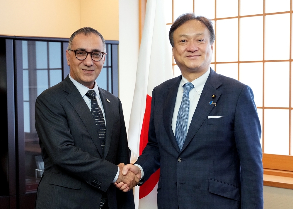 State Minister HORII shaking hands with H.E. Mr. COHEN, Ambassador of Israel
