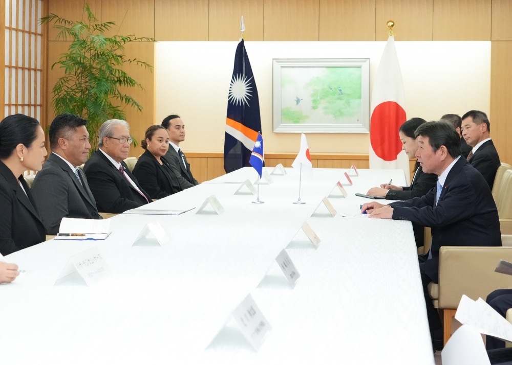 The two ministers holding a meeting