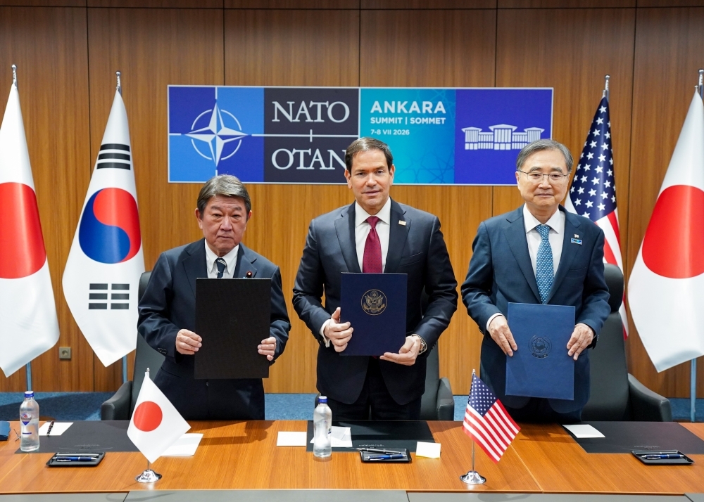 Group photo of the Japan-U.S.-ROK Foreign Ministers