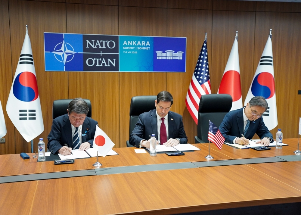 Japan-U.S.-ROK Foreign Ministers signing the MOC