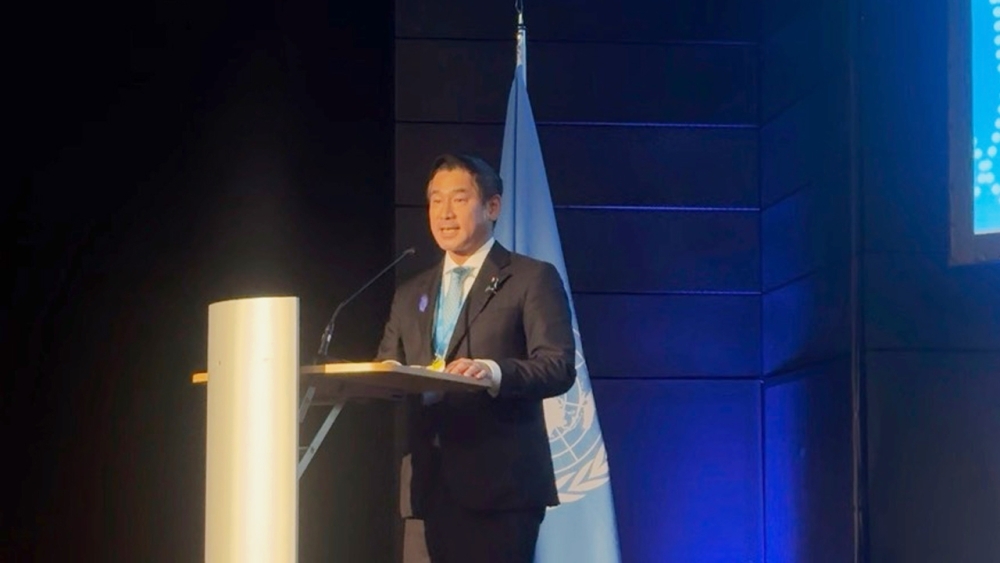 Parliamentary Vice-Minister ONISHI on the podium