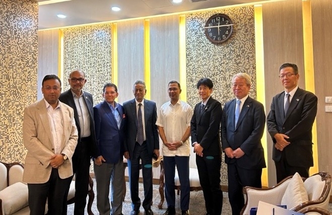 A commemorative photo of Prime Minister Rahman of Bangladesh with Parliamentary Vice-Minister SHIMADA and his party