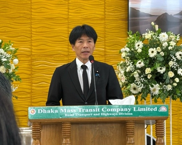 Parliamentary Vice-Minister SHIMADA delivering a condolence address at the memorial ceremony