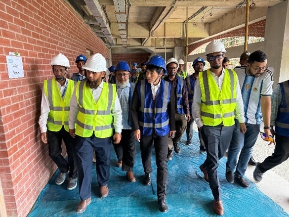 Parliamentary Vice-Minister SHIMADA inspecting a building under construction inside the Medical College Hospital