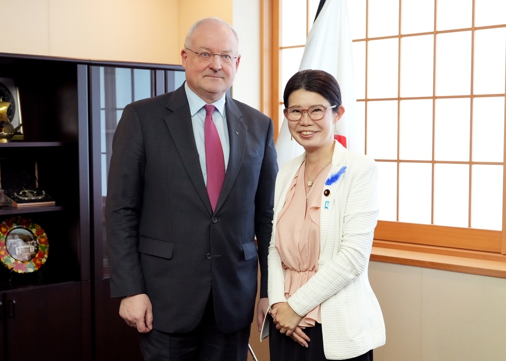 Commemorative photo of State Minister KUNIMITSU and Ambassador-Designate UNGA