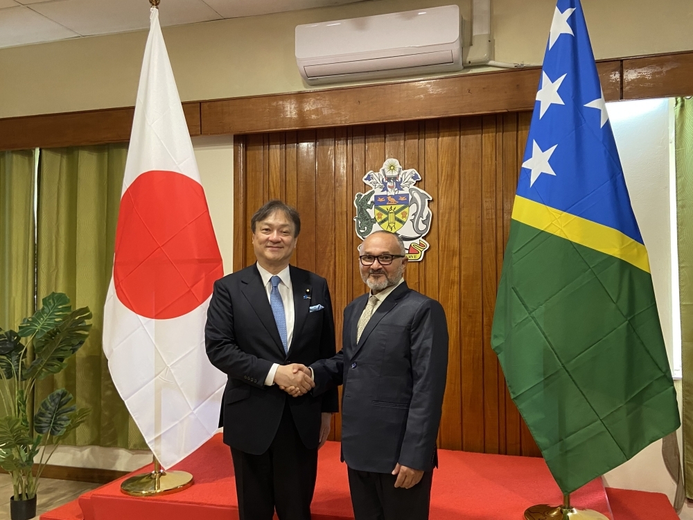 The handshake between State Minister HORII and Prime Minister Wale