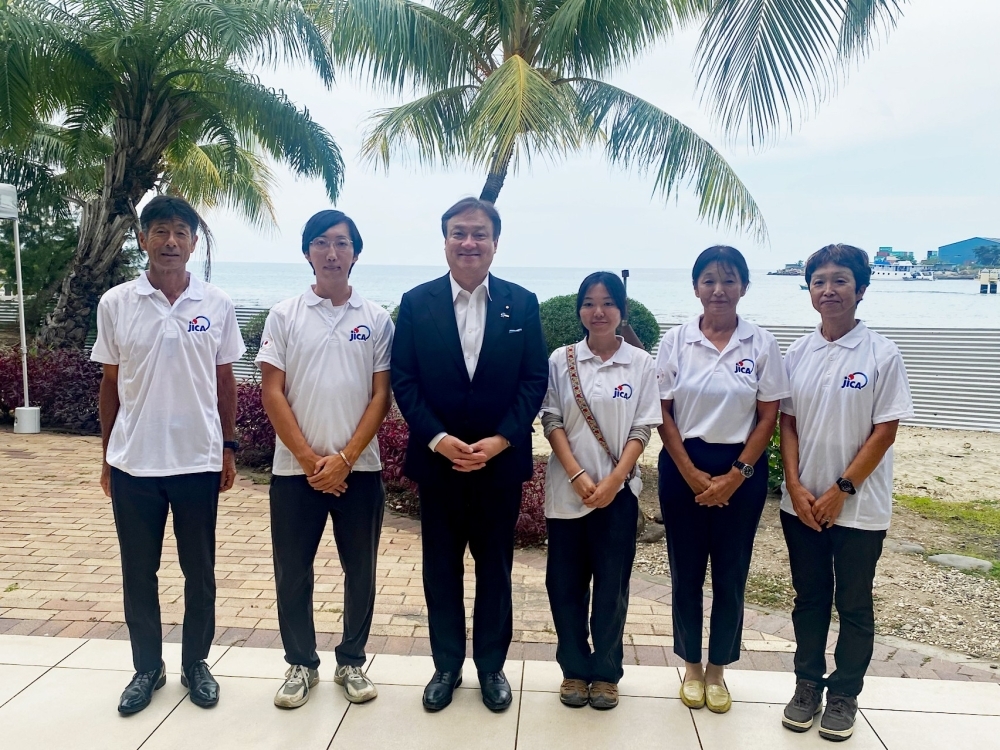 State Minister HORII and JICA Overseas Cooperation Volunteers (JOCVs)