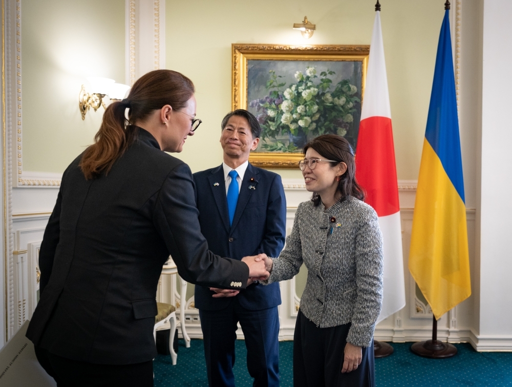 State Minister Kunimitsu shaking hands with Prime Minister Svyrydenko