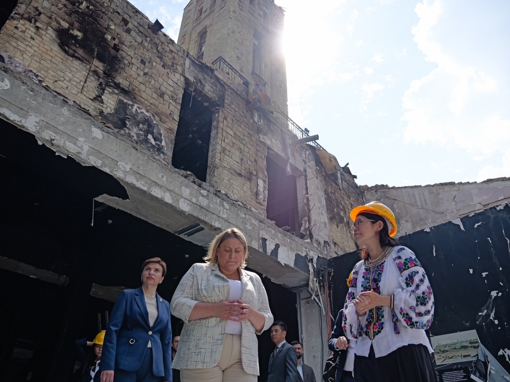 State Minister Kunimitsu visiting the museum