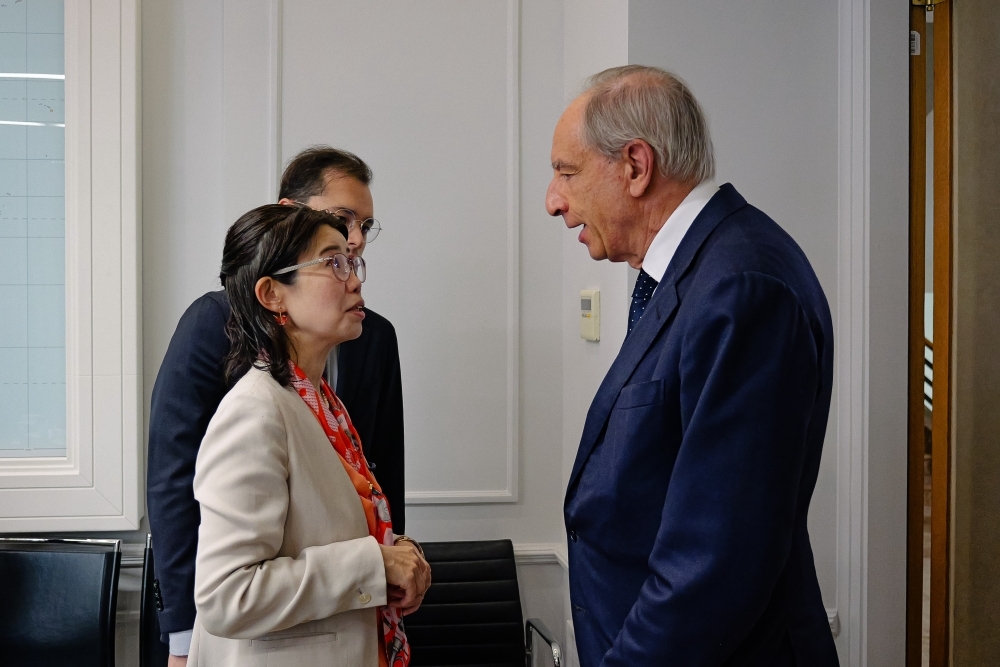 State Minister Kunimitsu talking with Secretary of State BARTOSZEWSKI