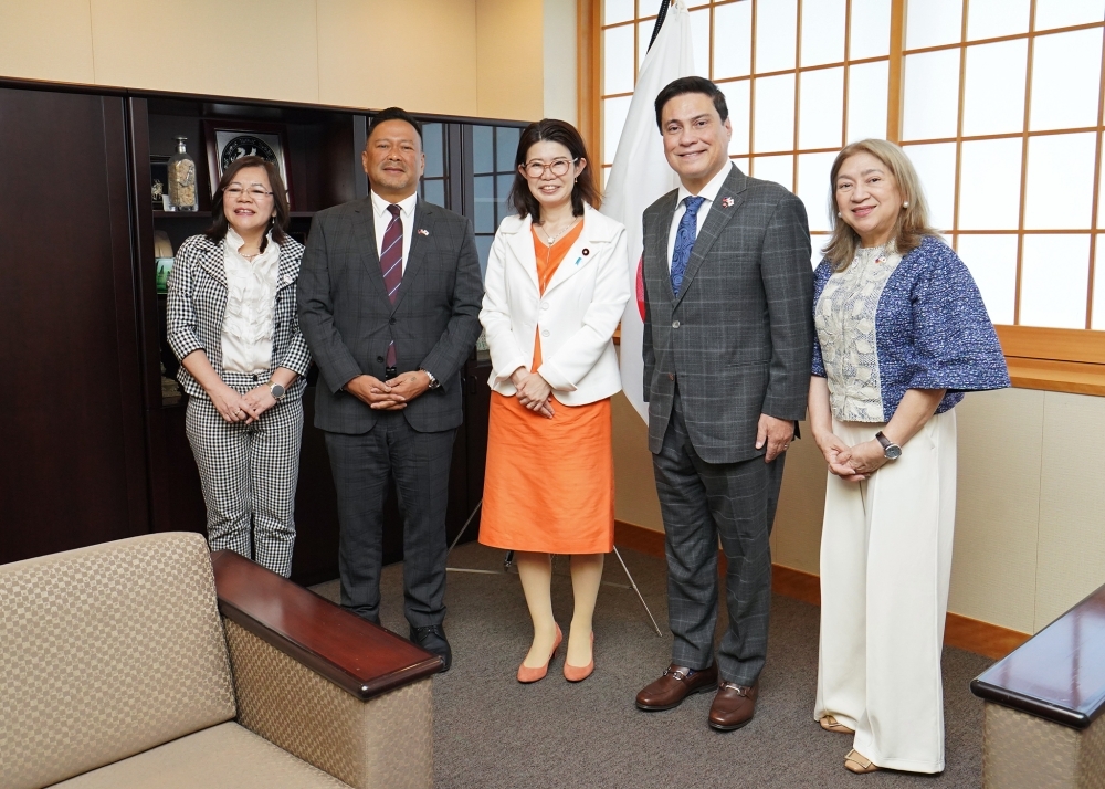 A commemorative photo of State Minister KUNIMITSU and the Philippine delegation headed by Senator Zubiri